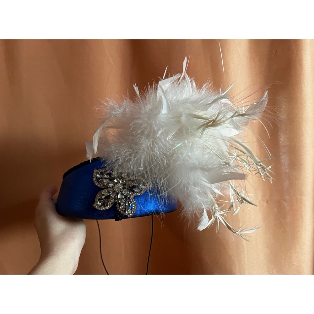 Elegant Blue Vintage Fascinator Hat with White Feather Accent Burlesque - Picture 4 of 16